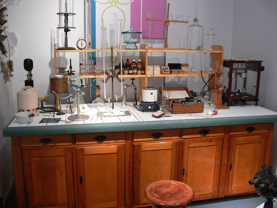 Betriebslabor der Zuckerindustrie, um 1950: ehemaliger Labortisch mit allerlei Glasgefäßen und elektrischen Geräten