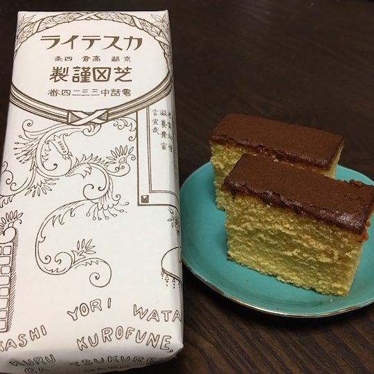 Links die Verpackung eines Kasutera-Kuchens von Daigokuden, Kyōto, rechts zwei Kuchenstücke auf einem Teller.